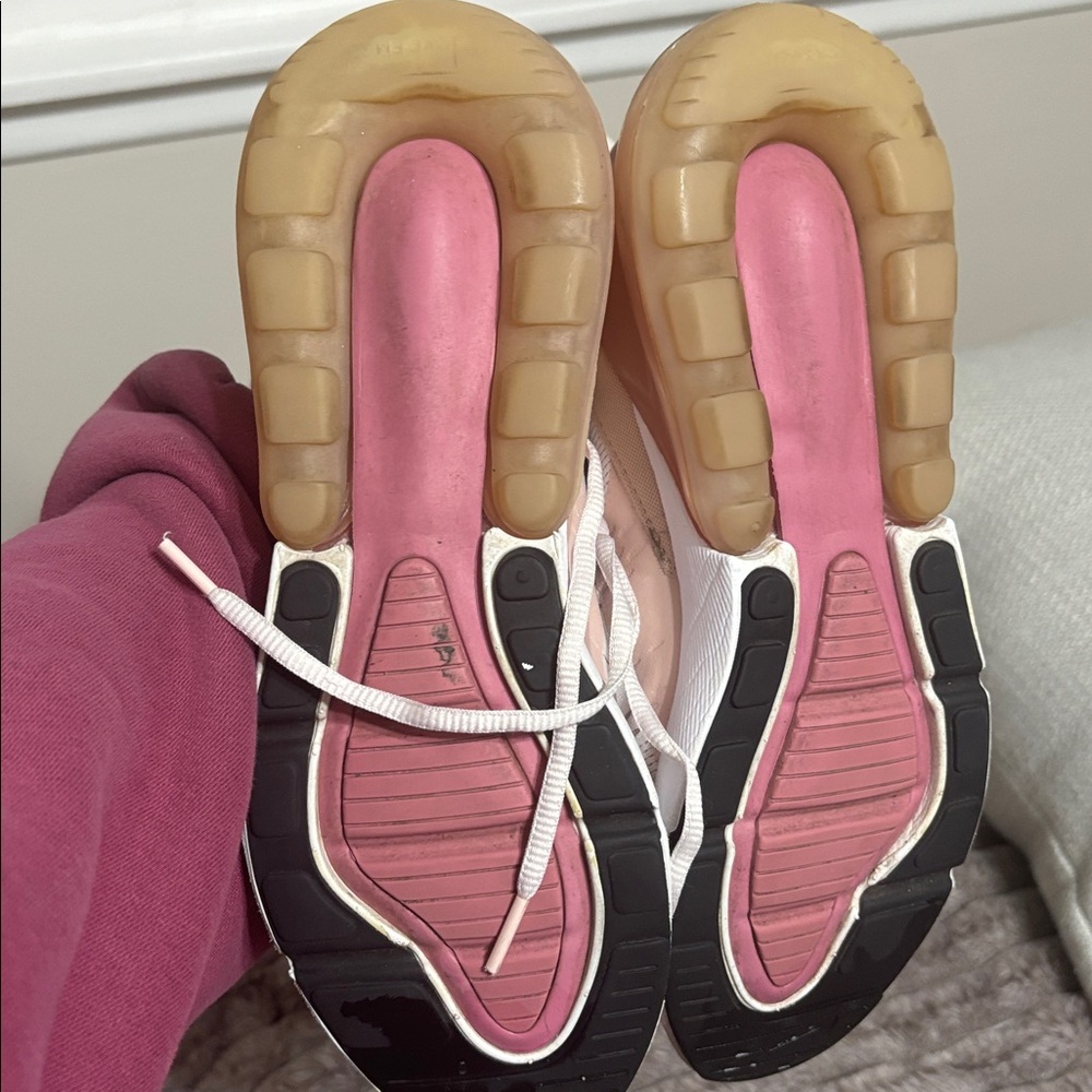 Nike Air Max 270 in Cream and Black - Picture 6 of 6
